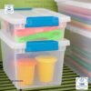 Caja organizadora Sterilite mediana, estilo clip box, 27.94 × 16.83 × 13.65 cm.